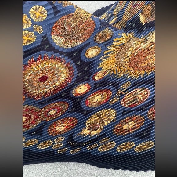 Authentic New HERMES Pleated Scarf - Picture 5 of 11